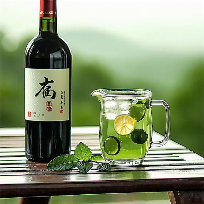 酒阑更喜团茶苦，梦断偏宜瑞脑香。