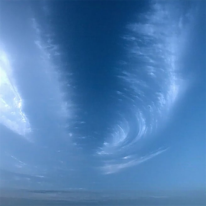 是天外空汗漫，但长风、浩浩送中秋。